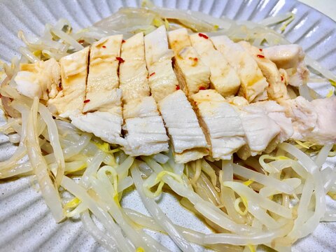 レンチンで簡単‼︎鶏むね肉のピリ辛もやしサラダ